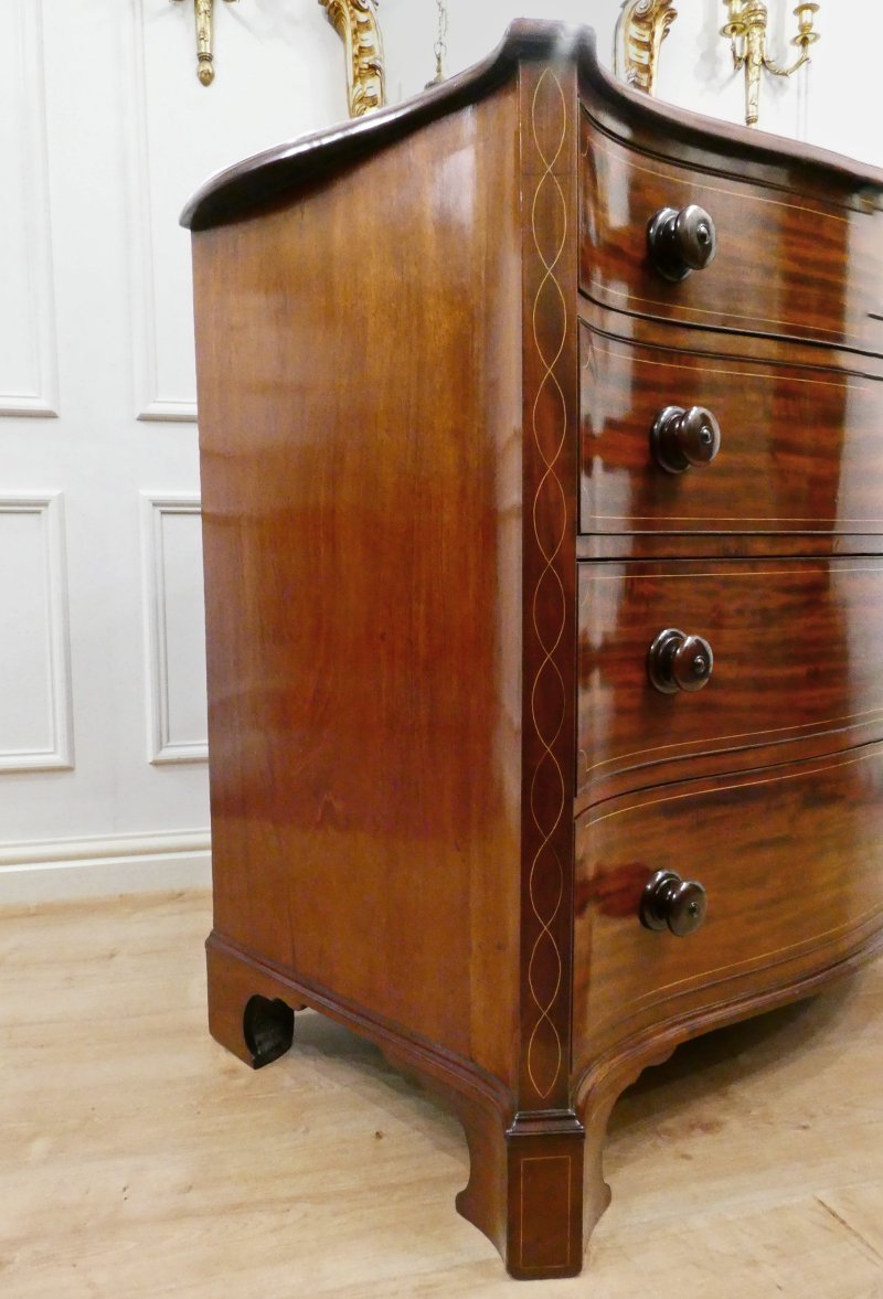 Georgian Mahogany Serpentine Fronted Chest of Drawers Attributed to Gillows - Image 12